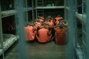 Imagen de algunos de los primeros 123 presos del Centro de Alta Contención y Crimen Organizado (CACCO) de Costa Rica.
