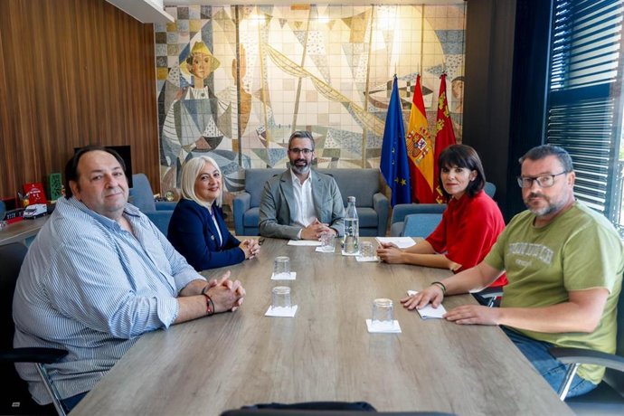 El delegado del Gobierno, Francisco Lucas, en una reunión con las secretarías generales de UGT y CCOO