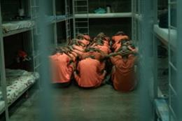 Imagem de alguns dos primeiros 123 detentos do Centro de Alta Contenção e Crime Organizado (CACCO) da Costa Rica.