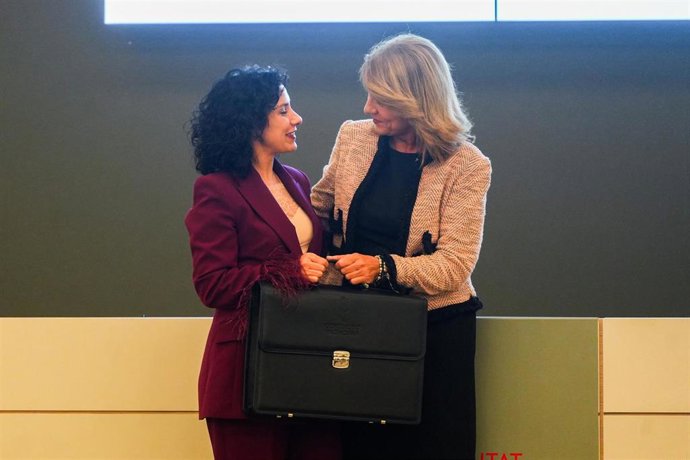 Archivo - La consellera de Servicios Sociales, Familia e Infancia, Elena Albalat (i), y la vicepresidenta primera del Consell y consellera de Vivienda, Empleo, Juventud e Igualdad, Susana Camarero (d), durante el traspaso de carteras