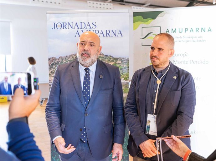El alcalde de Palma, Jaime Martínez (izq.), y el presidente de la Asociación de Municipios con Territorio en Parques Nacionales, Ángel Pérez.