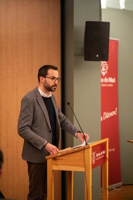 Archivo - El alcalde de Maó, Héctor Pons, interviene durante el coloquio ‘Cataluña, España, Europa’ en el salón de actos del Ateneo de Maó, a 21 de enero de 2022