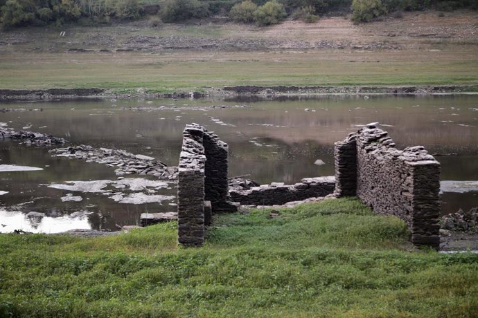 Archivo - Ruinas del antiguo pueblo Portomarin emergido por la sequía en el Embalse de Belesar, a 6 de octubre de 2023, en Portomarin, Lugo, Galicia (España).  El Embalse de Belesar es una de las grandes obras hidroeléctricas que el régimen franquista rea