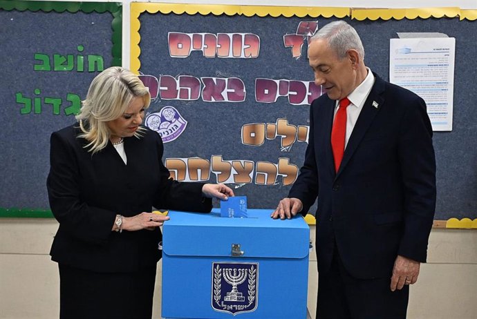 El primer ministro israelí, Benjamin Netanyahu, junto a su mujer, Sara, durante las elecciones de este martes en Israel.
