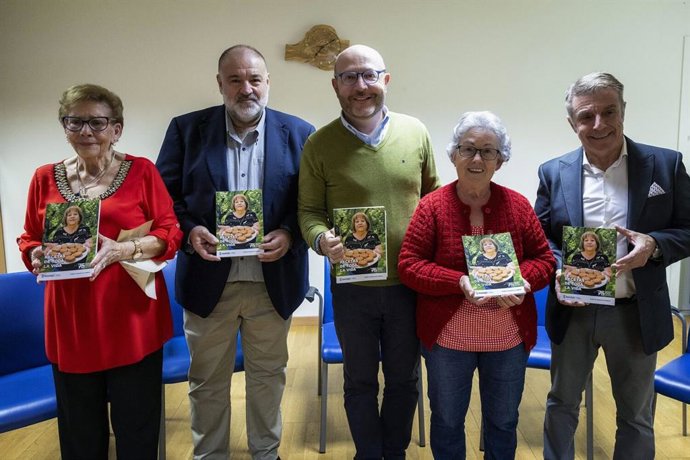 Personas mayores de Vicálvaro aportan recetas para "poner en valor" la memoria gastronómica del municipio en un libro