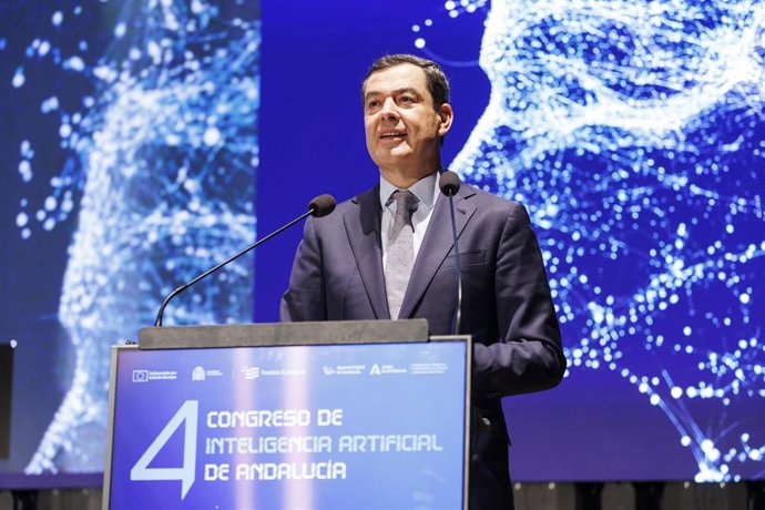 El presidente de la Junta de Andalucía, Juanma Moreno, interviene en la apertura del IV Congreso de Inteligencia Artificial de Andalucía, que se celebra en el Palacio de Congresos y Exposiciones de Granada a 27 de octubre de 2026.