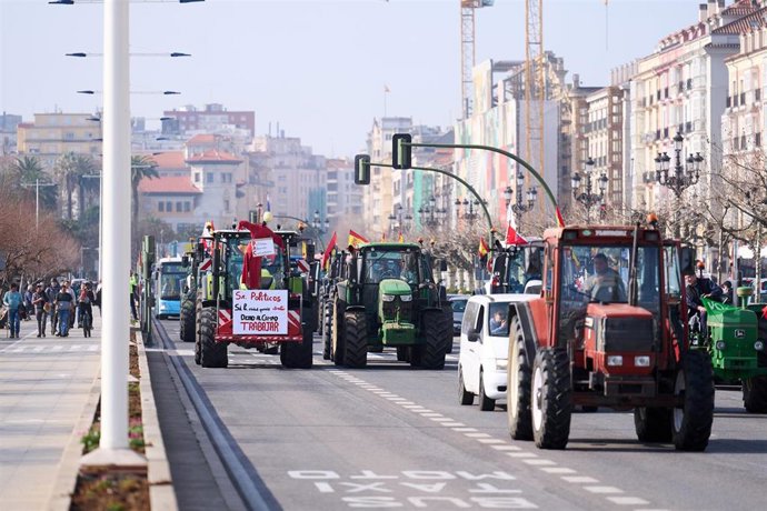 Archivo - Tractores de agricultores entran a Santander durante una manifestación.- Archivo