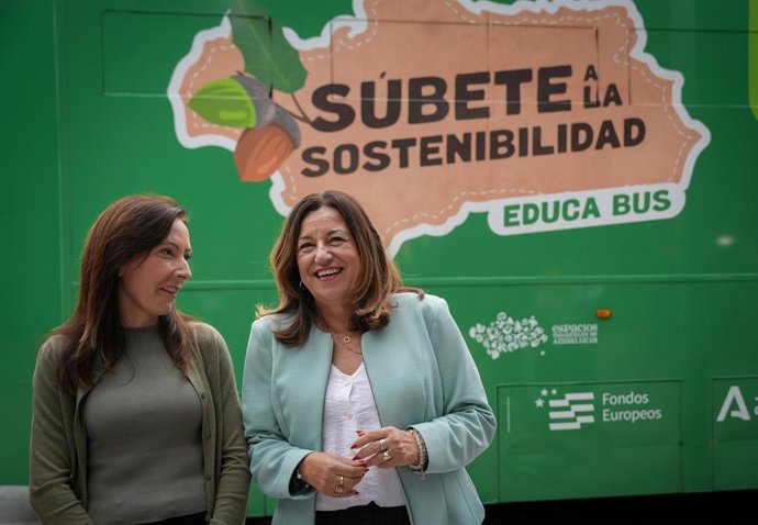 La consejera de Sostenibilidad y Medio Ambiente, Fina Martínez (i), y la consejera de Educación, María del Carmen Castillo (d), en una visita este martes al EducaBuse, ubicado en el Parque Koutinoussa de Cádiz.