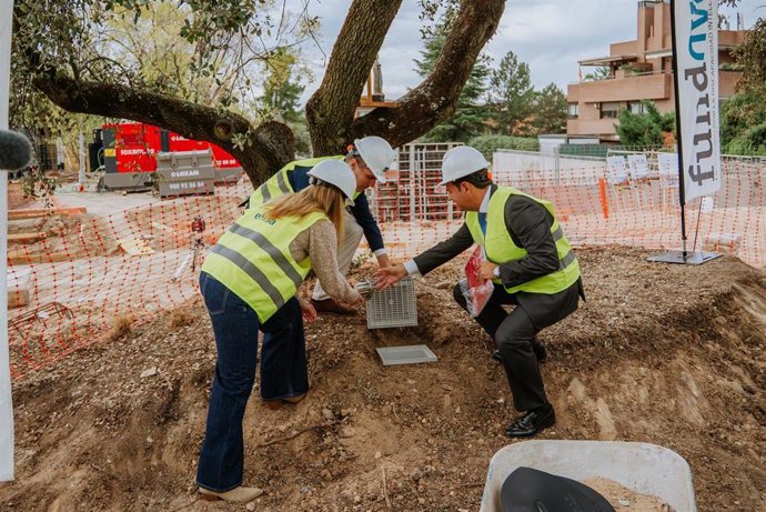 Colocalción de la primera piedra de la Casa AVA en Las Rozas