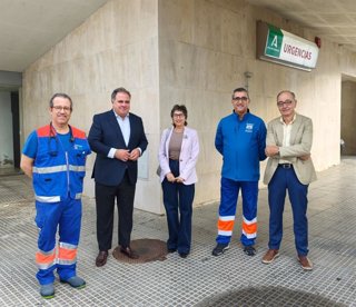 El delegado de Sanidad y Consumo de la Junta en Huelva, Juan Carlos Duarte, en su visita al centro de salur de Cartaya.