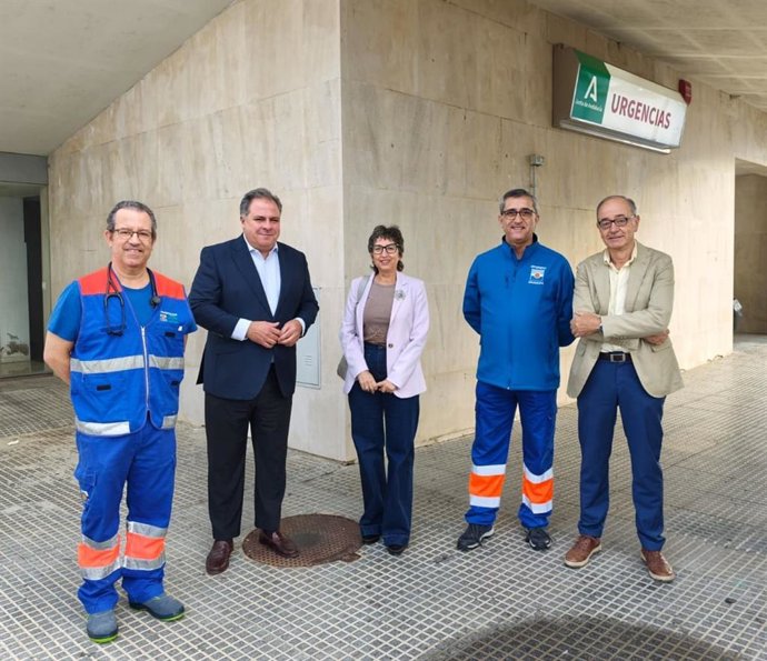 El delegado de Sanidad y Consumo de la Junta en Huelva, Juan Carlos Duarte, en su visita al centro de salur de Cartaya.