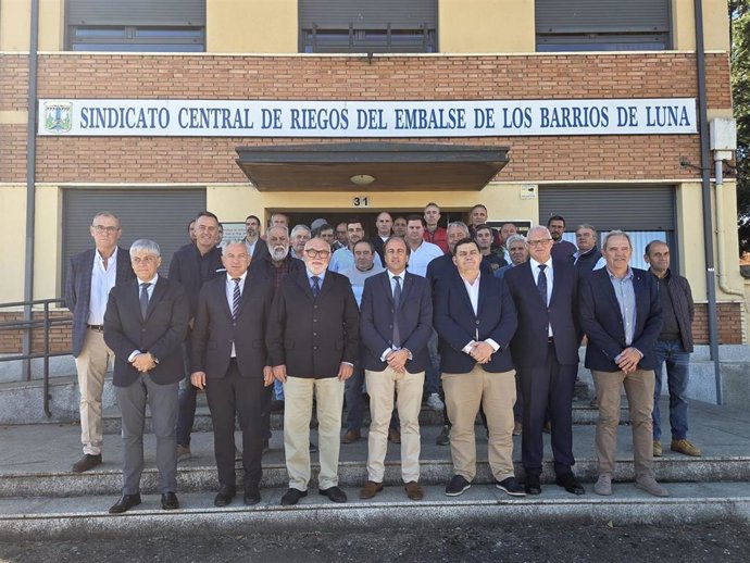 Representantes de la Junta de Castilla y León, Seiasa y comunidades de regantes de León y Palencia tras la firma de los convenios.
