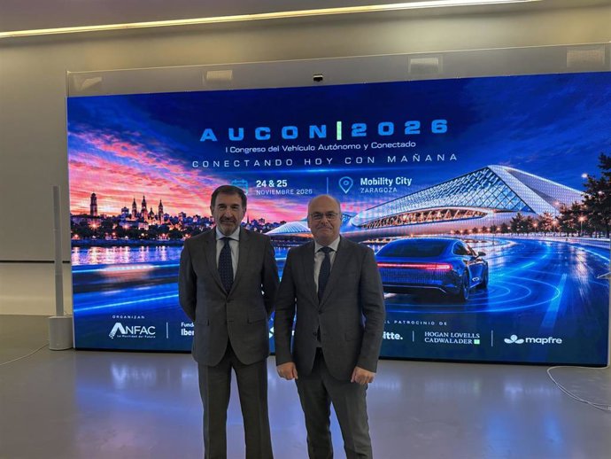 El director general de la Asociación Española de Fabricantes de Automóviles y Camiones (ANFAC),  José López-Tafall junto al coordinador de Mobility City, Jaime Armengol, durante la presentación de la AUCON este martes, 27 de octubre.