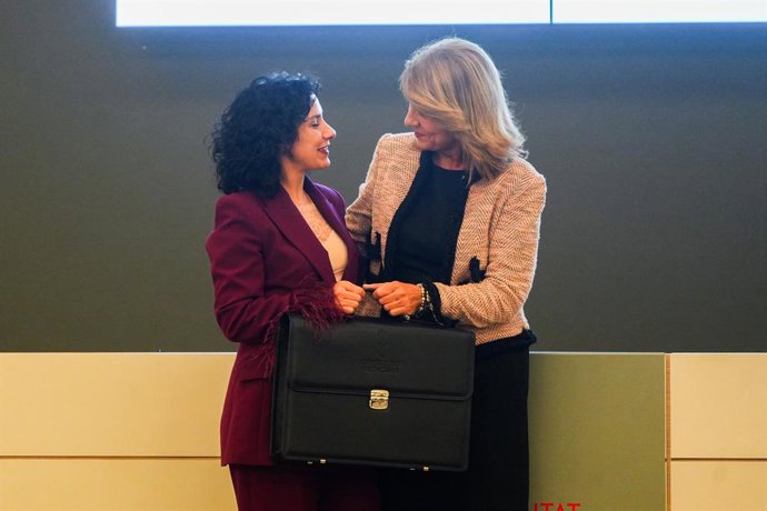 Archivo - Arxiu - La consellera de Servicis Socials, Família i Infància, Elena Albalat (i), i la vicepresidenta primera del Consell i consellera de Vivenda, Ocupació, Joventut i Igualtat, Susana Camarero (d), durant el traspàs de carteres