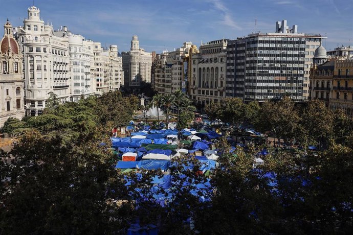 Numerosas personas durante la acampada por el derecho a la vivienda, en la Plaza del Ayuntamiento