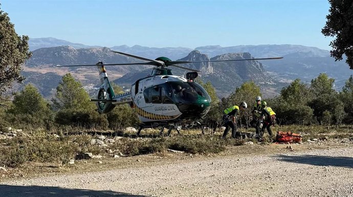 Helicóptero de la Guardia Civil durante el rescate de dos parapentistas fallecidos en Algodonales (Cádiz)