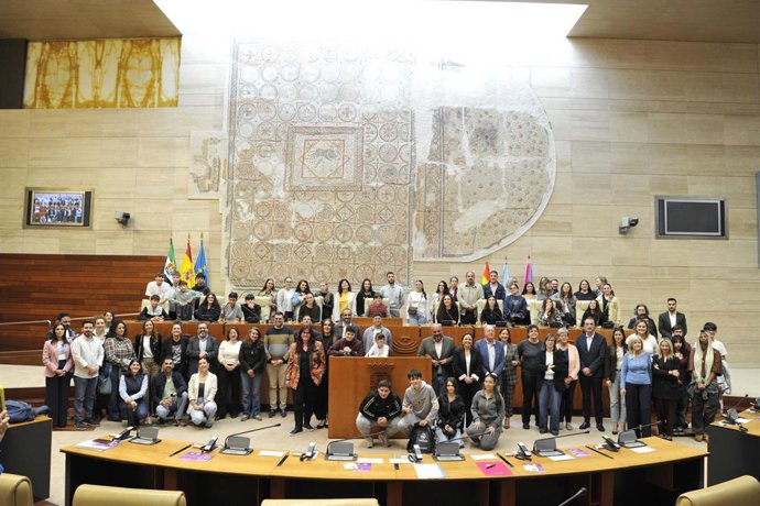 Asistentes a IX Pleno Escolar contra el Bullying por LGBTIfobia celebrado en la Asamblea de Extremadura