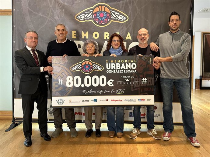 El concejal de Deportes, Vicente Canuria (segundo por la izquierda), con familiares de Urbano González Escapa y organizadores del I Memorial Urbano González Escapa.