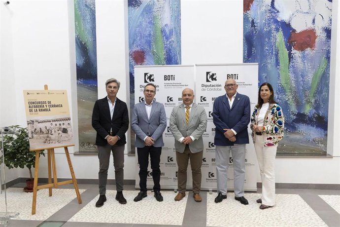 Autoridades en la inauguración de la muestra retrospectiva concursos de cerámica y alfarería de La Rambla.