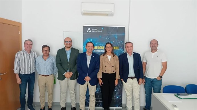 El delegado territorial de Economía y Universidad de la Junta en Almería, Guillermo Casquet, junto a concejales de Níjar y trabajadores del CADE de San Isidro.