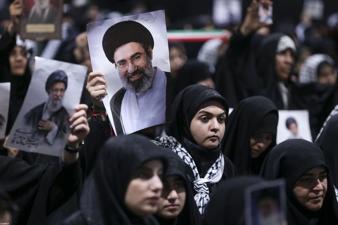 Archivo - Arquivo - 4 de agosto de 2026, Teerã, Irã: Uma mulher muçulmana xiita segura um grande pôster com o retrato do Líder Supremo do Irã, Mojtaba Khamenei, enquanto ao lado dela é visível um pôster do falecido Líder Supremo Ali Khamenei, durante uma 