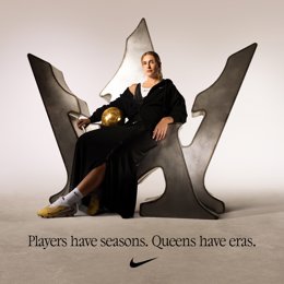 Alexia Putellas y Nike celebran el tercer Balón de Oro con una edición dorada de sus botas de fútbol.