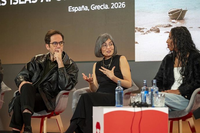 Los directores Samuel Delgado y Helena Girón, junto a la actriz  Luisa Ahl Laabiad en la presentación de 'Las islas afortunadas'.