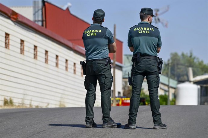 Archivo - Dos agente de la Guardia Civil en una imagen de archivo.