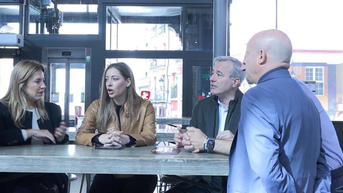 El presidente de Aragón, Jorge Azcón, conversa en el Mercado Central con la portavoz de campaña del PP, Ester Muñoz, la cabeza de lista del PP al Congreso por Zaragoza, Rocío Dívar, y el consejero municipal de Economía en el Ayuntamiento, Carlos Gimeno.