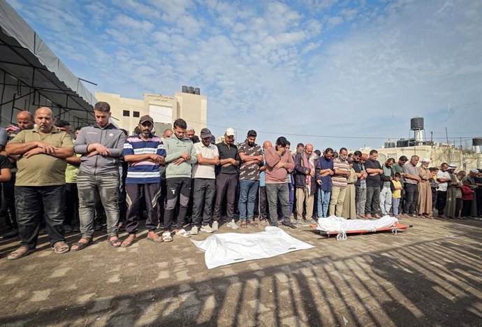 Palestins durant el funeral de dos morts per atacs llançats el 26 d'octubre del 2026 per l'Exèrcit d'Israel contra la Franja de Gaza a pesar de l'acord d'alt el foc.