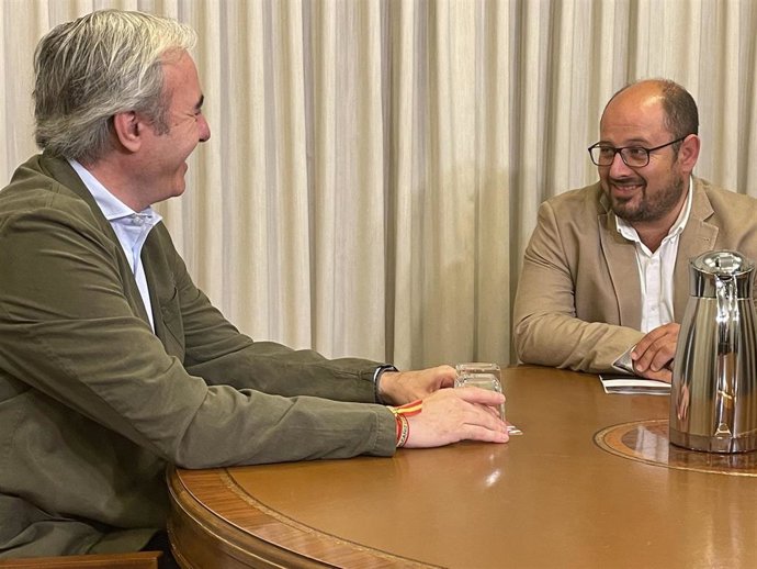 Archivo - El presidente del PP Aragón, Jorge Azcón, y el diputado electo del PAR en las Cortes de Aragón en 2023, Alberto Izquierdo, en una imagen de archivo.
