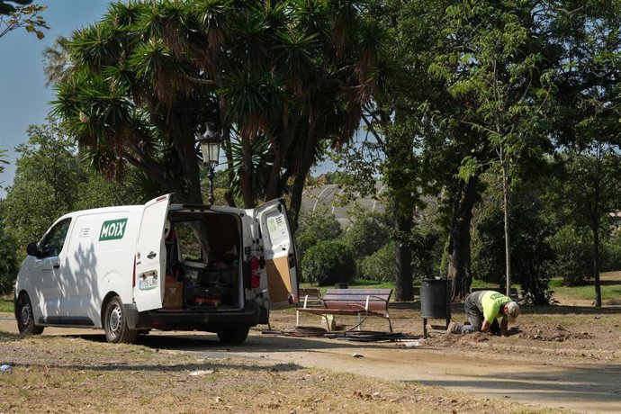 Archivo - Un operario trabaja en el Parc de la Ciutadella
