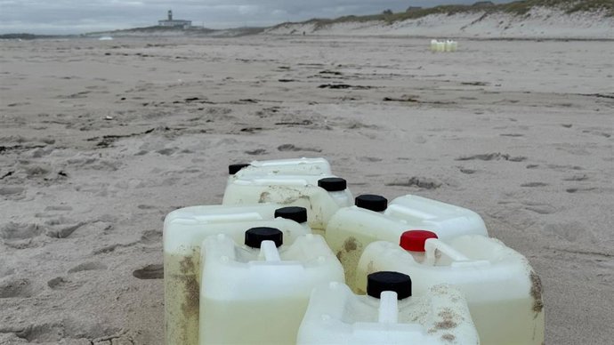 Garrafas de gasoil encontradas en una playa de Carnota.