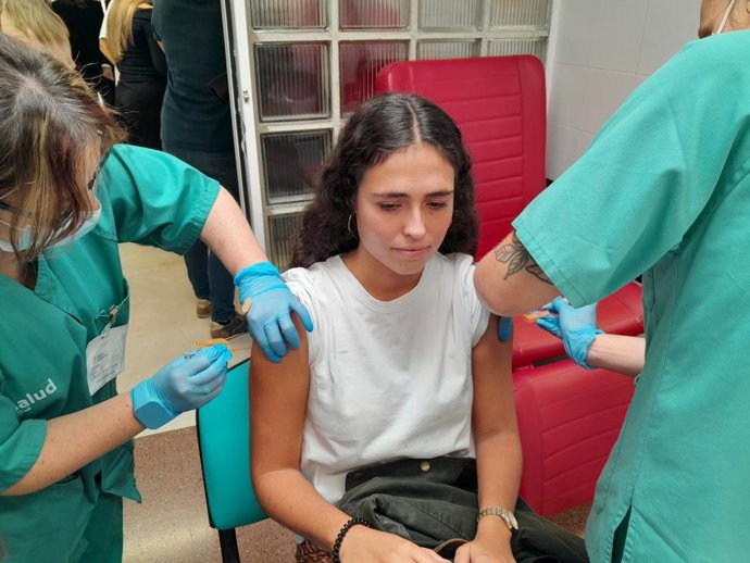 El Hospital Clínico vacuna frente a la gripe y la COVID a estudiantes de Ciencias de la Salud