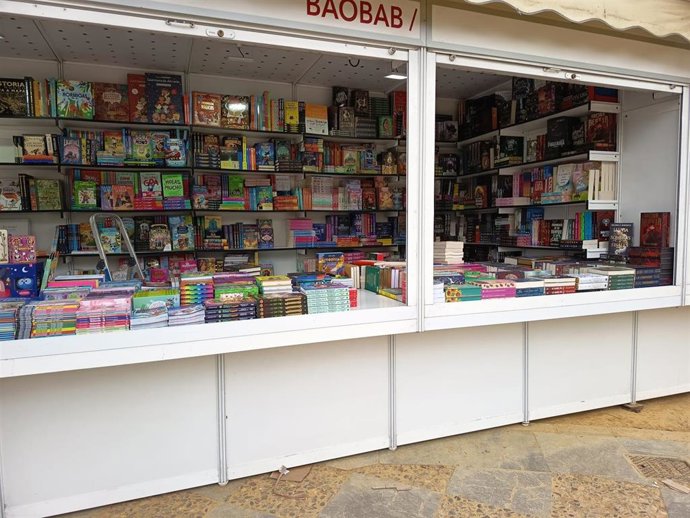Uno de los expositores de la Feria del Libro de Sevilla 2026, en los Jardines de Murillo, en las horas previas a su inauguración oficial