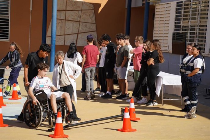 Alumnos del IES Santo Domingo de El Ejido (Almería) participan en una actividad de la iniciativa 'Conduce tu futuro'.
