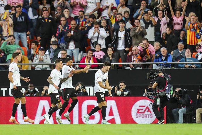 Pepelu celebra un gol para el Valencia CF ante el Villarreal CF en Mestalla.