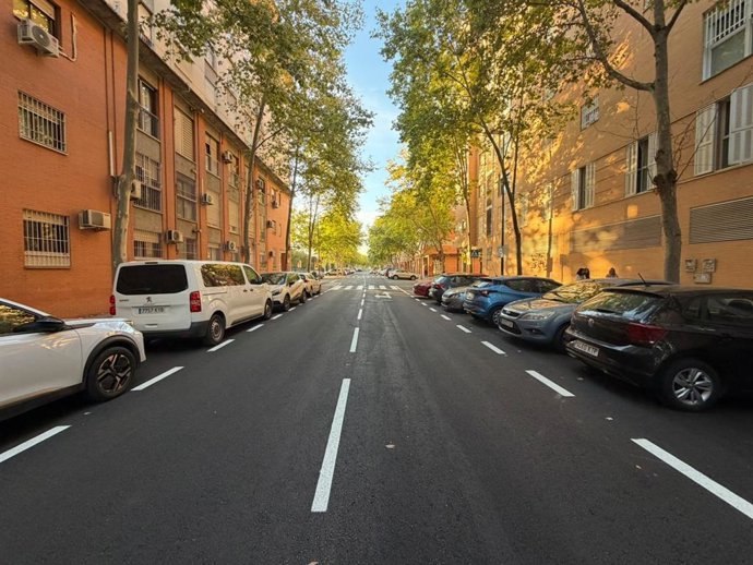 Calle repavimentada en Sevilla Este.