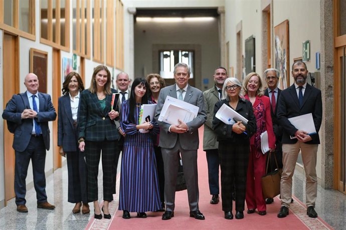 El conselleiro de Sanidade, Antonio Gómez Caamaño, junto a su equipo de la Consellería, en el Parlamento de Galicia