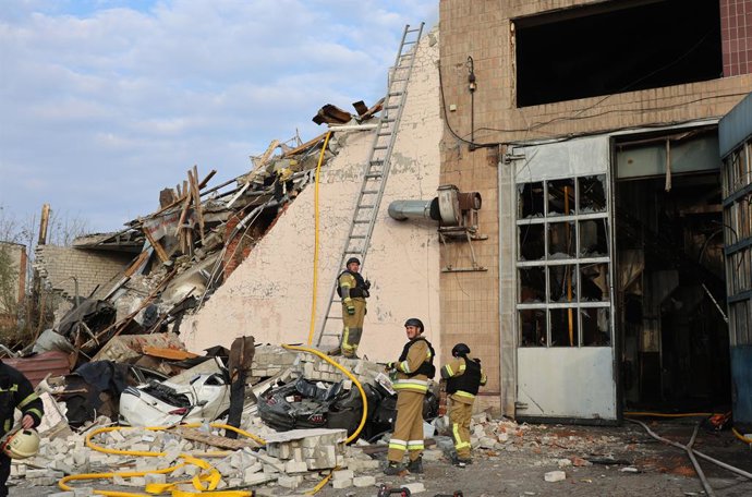 Imagem de arquivo de bombeiros da Ucrânia após um ataque da Rússia.