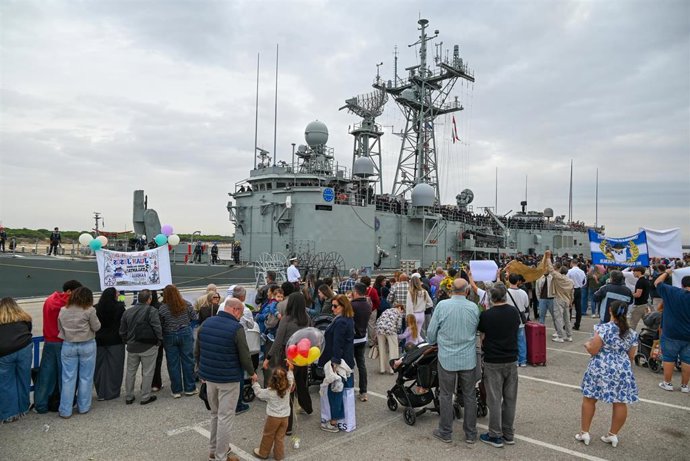 Familiares de la dotación de la fragata 'Numancia' en el puerto de Rota para recibirlos tras cinco meses en la Operación Atalanta.