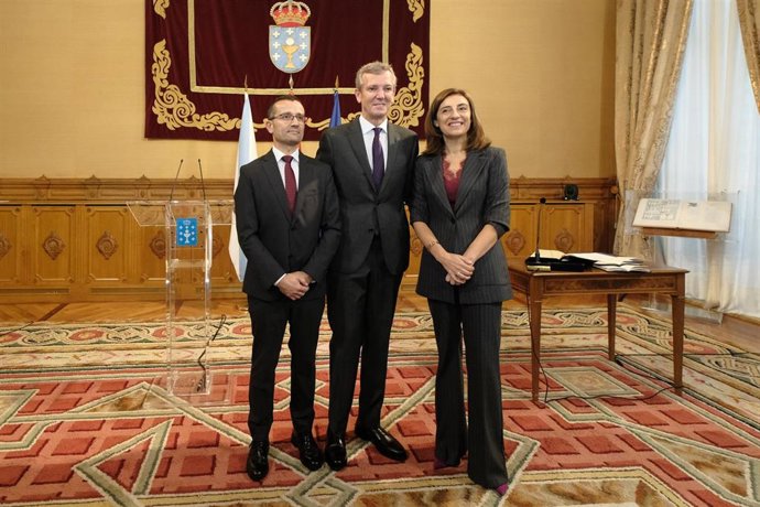 El presidente de la Xunta de Galicia, Alfonso Rueda (c), junto a la nueva conselleira de Política Social e Igualdad, Ángeles Vázquez, y el nuevo conselleiro de Medio Ambiente e Cambio Climático, Nicolás Vázquez (i), durante la toma de posesión de los nuev