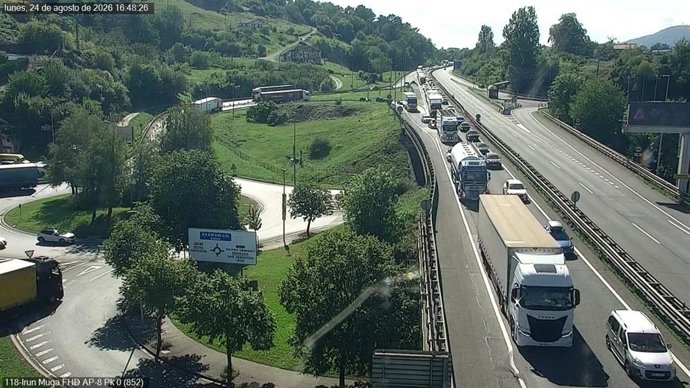 Archivo - Retenciones en la AP-8 en Irun, sentido Francia.