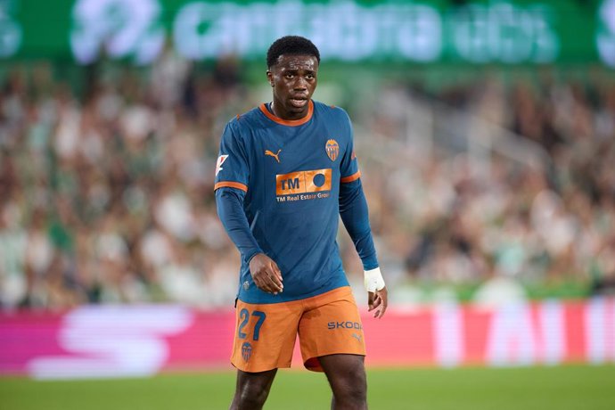 David Otorbi, jugador del València CF, davant el Real Racing Club en LaLiga EA Sports 2026-27.