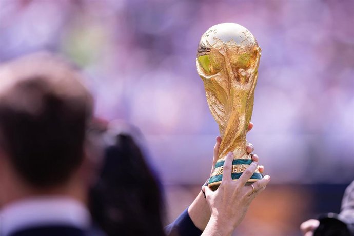Archivo - Trofeo del Mundial de fútbol, antes de la final entre España y Argentina en 2026 en el MetLife Stadium de Nueva York.