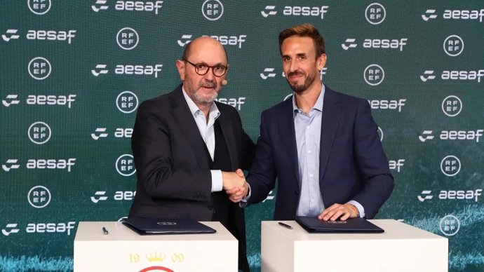 El presidente de la Real Federación Española de Fútbol (RFEF), Rafael Louzán, junto al presidente de la Asociación Española de Árbitros de Fútbol (AESAF), Valentín Pizarro, en la firma del I Convenio Colectivo Femenino