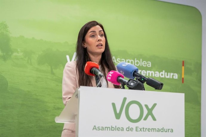 Archivo - La portavoz del Grupo Parlamentario de Vox en la Asamblea de Extremadura, Inés Checa, en una imagen de archivo