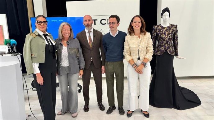 (Desde Izda.) Raquel Sánchez, Isabel Albás, Eduardo Lucena, Pedro Pires Y Marina Montes, En La Presentación De La II Pasarela Julio Romero De Torres.