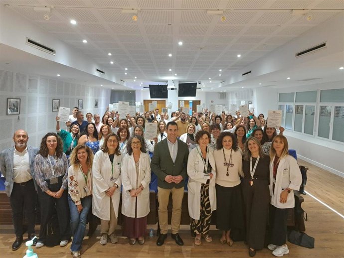 Representantes de las unidades del Hospital Universitario Puerta del Mar de Cádiz y el Hospital San Carlos de San Fernando, reconocidos como Centros Comprometidos con la Excelencia en los Cuidados