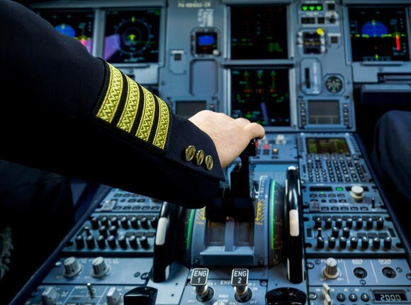 Archivo - Piloto de Iberia.  